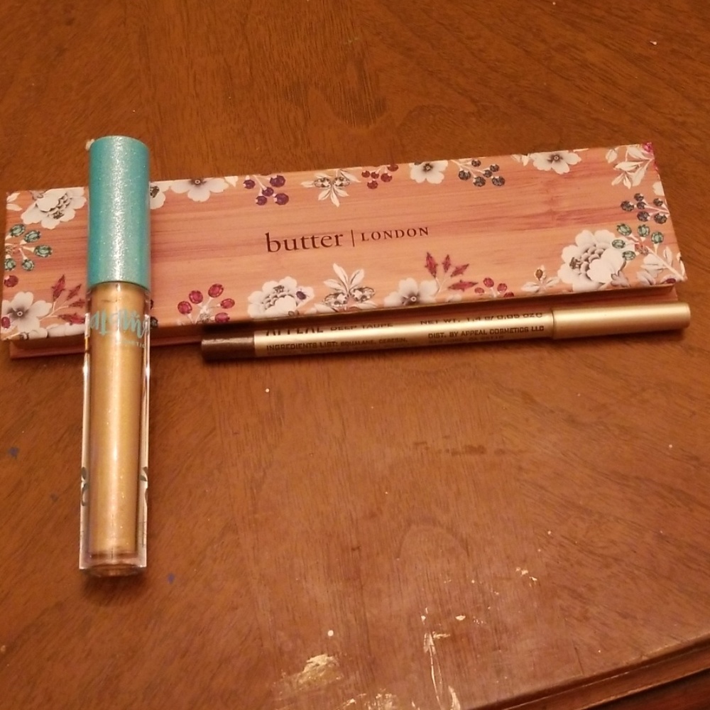 Bundle eyeshadow, eyeliner and lipgloss